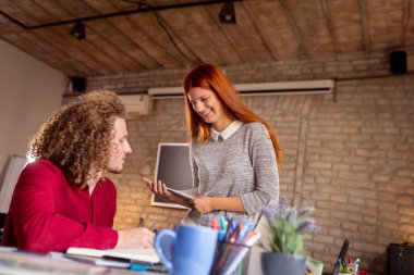 Yeni bir proje üzerinde birlikte çalışan genç iş arkadaşları; birlikte çalışan serbest programcılar