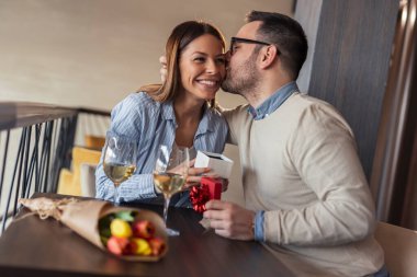 Restoranda buluşan bir çift, yıldönümünü kutlayan bir adam, bir kızı öpen ve ona hediye veren bir adam.