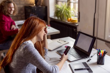 Modern bir ofiste çalışan gençler, birlikte çalışan serbest çalışanlar.