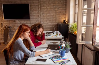 Modern bir ofiste çalışan iş arkadaşları, birlikte çalışan serbest çalışanlar.