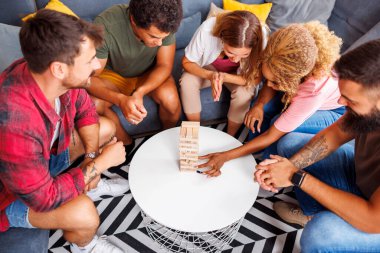 Bir grup neşeli genç arkadaşın evde birlikte vakit geçirmesi, Jenga oynaması, sırayla kuledeki blokları kaldırması ve istiflemesi...