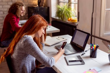 Modern bir ofiste çalışan gençler, birlikte çalışan serbest çalışanlar.