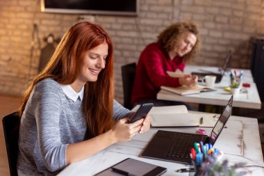 Modern bir ofiste çalışan gençler, çalışma alanında çalışan özgürlükçüler