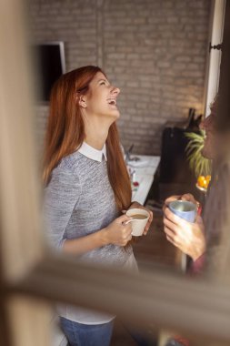 İş arkadaşları kahve molası sırasında ofiste eğleniyorlar. Serbest çalışanlar birlikte çalışma alanında uyanıp kahve molası veriyorlar.