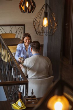 Güzel bir çift restoranda buluşuyor, şarap içiyor ve birlikte vakit geçiriyorlar.