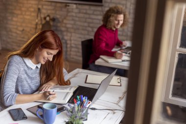 Üniversite kütüphanesinde sınava hazırlanan öğrenciler