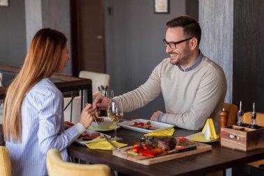Birbirine aşık çiftler restoranda buluşur, öğle yemeği yer, şarap içer ve birlikte vakit geçirirler.