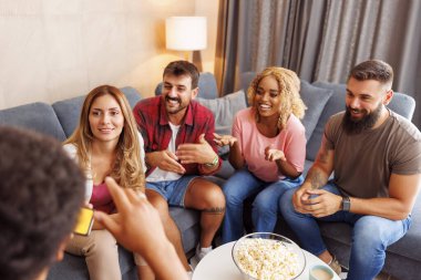 Bir grup neşeli genç arkadaş evde vakit geçirip sessiz sinema oynayarak, şartları izah ederek ve tahmin ederek ve gülerek eğleniyorlar.