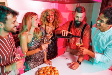 Bir grup neşeli arkadaş bir partide eğleniyor, evde arkadaşlarımızın doğum gününü kutlarken bir şişe şarap açıyorlar.