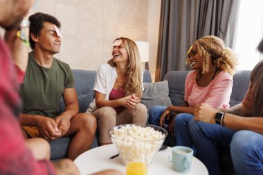 Bir grup arkadaş evde toplanıp kelime tahmin oyunu oynuyor.