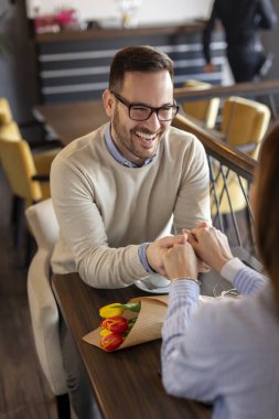 Bir çift restoranda buluşuyor, yıldönümünü kutluyor, masada oturuyor, el ele tutuşuyor ve birlikte vakit geçiriyorlar.