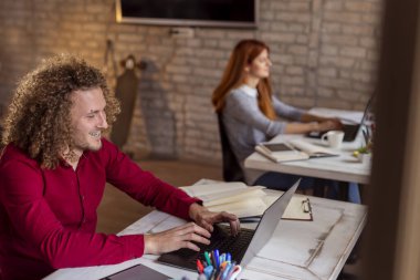 Modern ofiste çalışan programcılar; dizüstü bilgisayarları kullanan web geliştiricileri, daktilo kodları; birlikte çalışan serbest çalışanlar