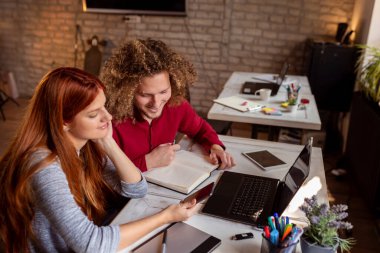 Modern bir ofiste çalışan gençler, çalışma alanında çalışan özgürlükçüler