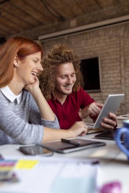 Yazılım geliştirme şirketinde yeni bir proje üzerinde çalışan iki yazılım geliştiricisi