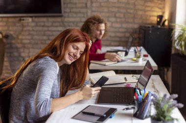 Modern bir ofiste çalışan gençler, birlikte çalışan beleşçiler.