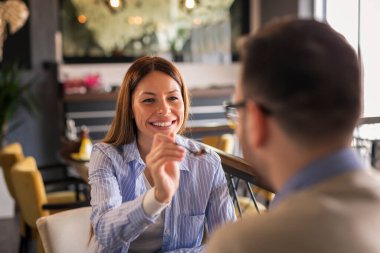 Güzel bir çift restoranda buluşuyor, tatlı yiyor, bir adamı pastayla besliyor.