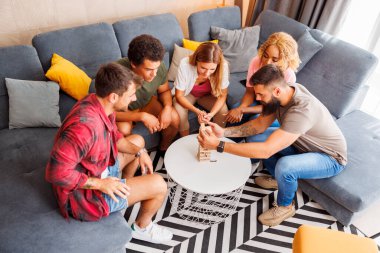Bir grup neşeli genç arkadaşın evde birlikte vakit geçirmesi, Jenga oynaması, sırayla kuledeki blokları kaldırması ve istiflemesi...
