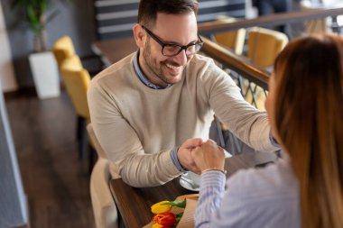 Bir çift restoranda buluşuyor, yıldönümünü kutluyor, masada oturuyor, el ele tutuşuyor ve birlikte vakit geçiriyorlar.