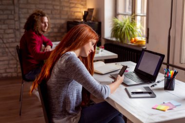 Modern bir ofiste çalışan gençler, çalışma alanında çalışan özgürlükçüler