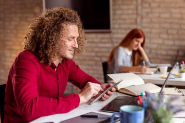 Modern bir ofiste çalışan gençler, çalışma alanında çalışan özgürlükçüler