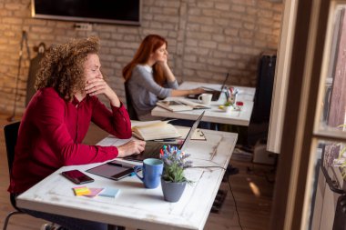 Modern ofiste çalışan programcılar; dizüstü bilgisayarları kullanan web geliştiricileri, daktilo kodları; birlikte çalışan serbest çalışanlar