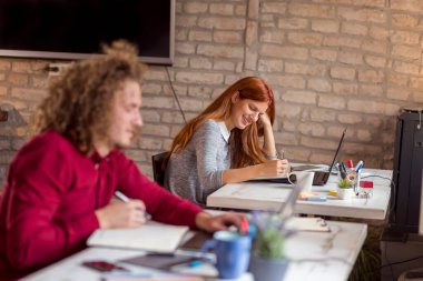 Üniversite öğrencileri birlikte online dersler dinliyorlar. Okuma odasında notlar alıyorlar ve sınava hazırlanıyorlar.