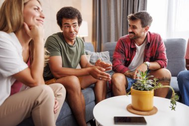 Bir grup arkadaş evde vakit geçirirken eğleniyorlar.