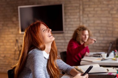 Modern bir ofiste çalışan gençler, çalışma alanında çalışan özgürlükçüler