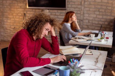 Modern ofiste çalışan programcılar; dizüstü bilgisayarları kullanan web geliştiricileri, daktilo kodları; birlikte çalışan serbest çalışanlar