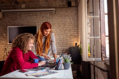 Ortak çalışma alanında çalışan serbest programcılar; modern ofiste çalışan genç iş adamları