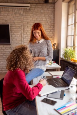 Yeni bir proje üzerinde birlikte çalışan genç iş arkadaşları; ortak çalışma alanında çalışan serbest programcılar