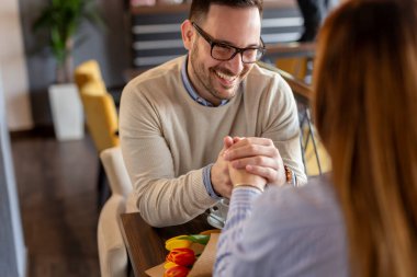 Bir çift restoranda buluşuyor, yıldönümünü kutluyor, masada oturuyor, el ele tutuşuyor ve birlikte vakit geçiriyorlar.
