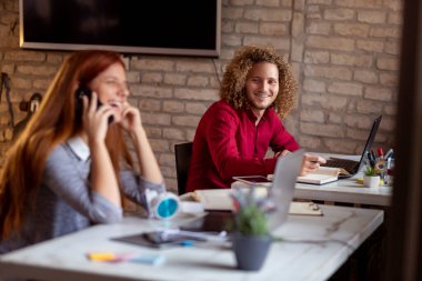 Modern bir ofiste çalışan iş arkadaşları, birlikte çalışan serbest çalışanlar.