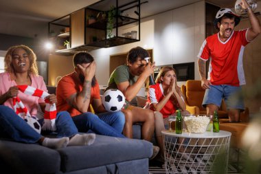 Bir grup arkadaş, takımlarının golü kaçırıp maçı kaybetmesinden sonra evde maç izlerken hayal kırıklığına uğruyor.