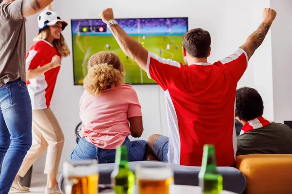 Group Young Friends Having Fun Watching Football Match Drinking Beer — Stock Photo, Image