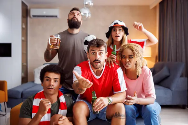 Ομάδα Οπαδών Ποδοσφαίρου Παρακολουθούν Παιχνίδι Στην Τηλεόραση Απογοητευμένοι Μετά Την — Φωτογραφία Αρχείου