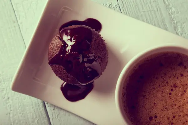 Kopp Kaffe Tallrik Bredvid Choklad Crunches Muffin Ett Träbord Ovanifrån — Stockfoto