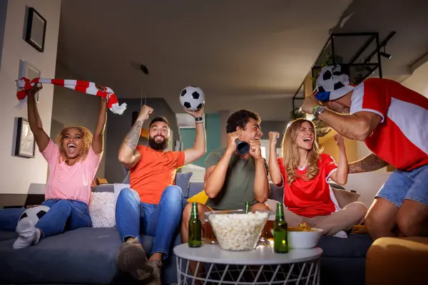 Група Людей Вітає Дивиться Футбольний Матч Телевізору Відзначаючи Перемогу Після — стокове фото
