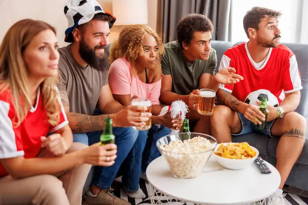 Ομάδα Φίλων Παρακολουθούν Ποδόσφαιρο Στην Τηλεόραση Στο Σπίτι Ζητωκραυγάζουν Τρώνε — Φωτογραφία Αρχείου
