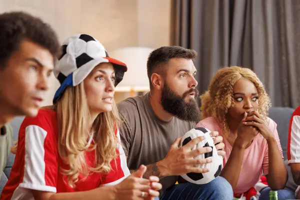 Група Друзів Які Дивляться Футбол Телевізору Вдома Вітають Їдять Попкорн — стокове фото