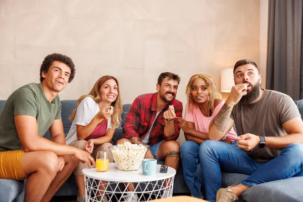 Grupa Młodych Ludzi Jedzących Popcorn Oglądających Filmy Telewizji Spędzając Wolny — Zdjęcie stockowe