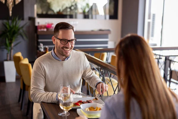 Ζευγάρι Ερωτευμένο Ραντεβού Κάθεται Ένα Τραπέζι Εστιατορίου Τρώει Βραδινό Πίνει — Φωτογραφία Αρχείου
