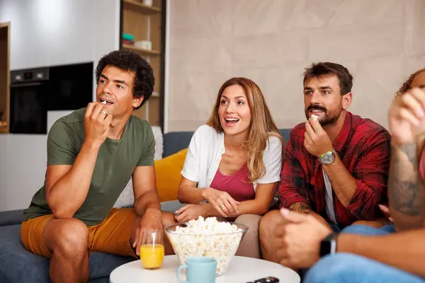 Группа Молодых Людей Ест Попкорн Смотрит Кино Телевизору Проводя Досуг — стоковое фото