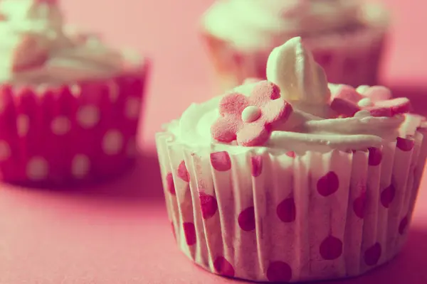 Nahaufnahme Einer Schön Dekorierten Cupcakes Isoliert Auf Rosa Hintergrund — Stockfoto