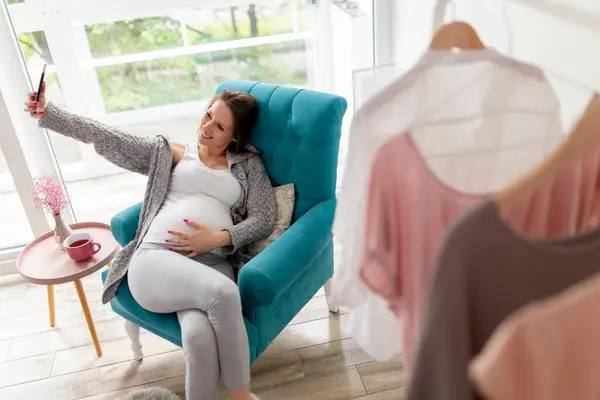 Mujer Embarazada Relajándose Casa Sentada Sillón Bebiendo Tomando Selfies Con — Foto de Stock