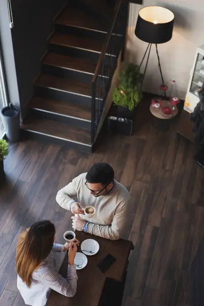 デートに恋する若いカップルのハイアングルビュー レストランカウンターの隣に立って コーヒーを飲んで 会話をする — ストック写真