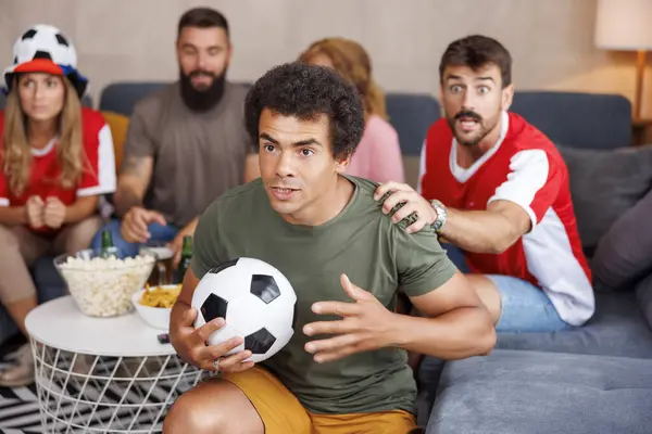 Ομάδα Φίλων Που Παρακολουθούν Παγκόσμιο Πρωτάθλημα Ποδοσφαίρου Στην Τηλεόραση Στο — Φωτογραφία Αρχείου