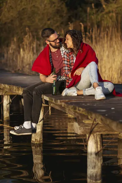 Couple Assis Sur Les Quais Lac Couvert Couverture Buvant Bière — Photo