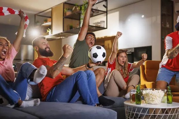 Група Веселих Молодих Футбольних Фанатів Які Дивляться Гру Телевізору Святкують — стокове фото