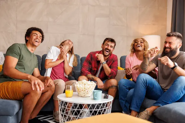 Grupa Przyjaciół Jedzących Popcorn Śmiejących Się Podczas Oglądania Śmiesznego Filmu — Zdjęcie stockowe